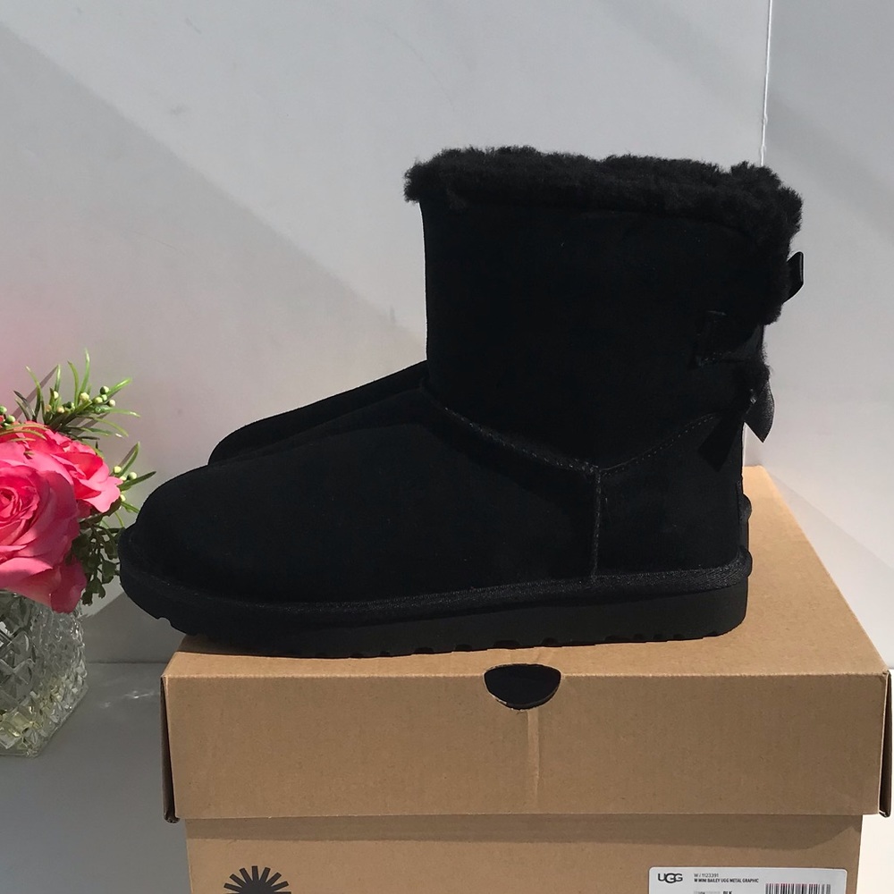 UGG Mini Bailey UGG Metal Graphic - Picture 8 of 12